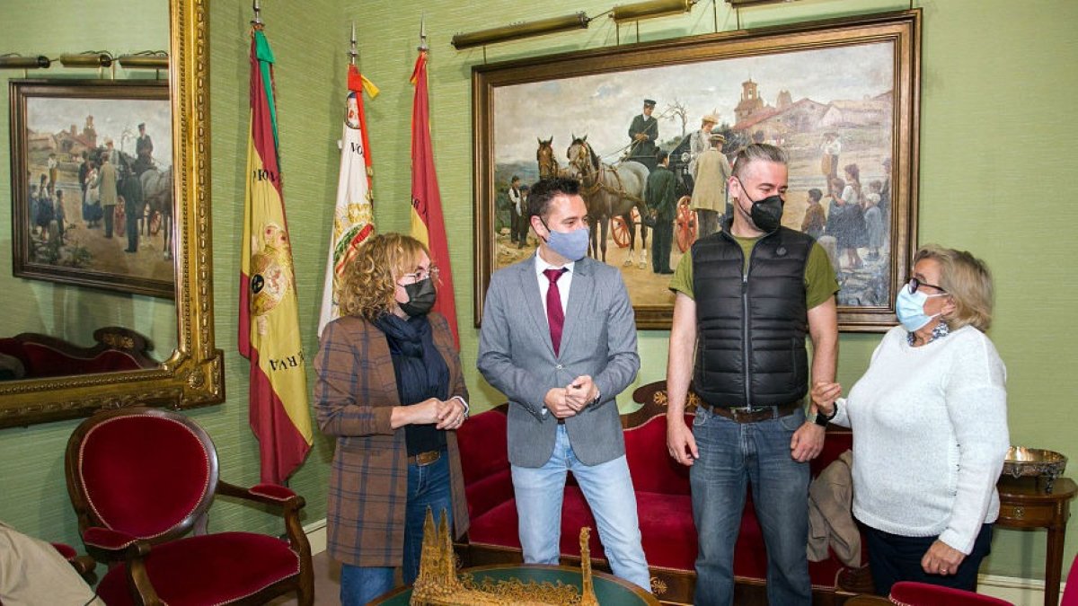 Consuelo Fontecha, Daniel de la Rosa, Julián Vesga y Rosa Niño, en una reunión en la alcaldía en Burgos. TOMÁS ALONSO