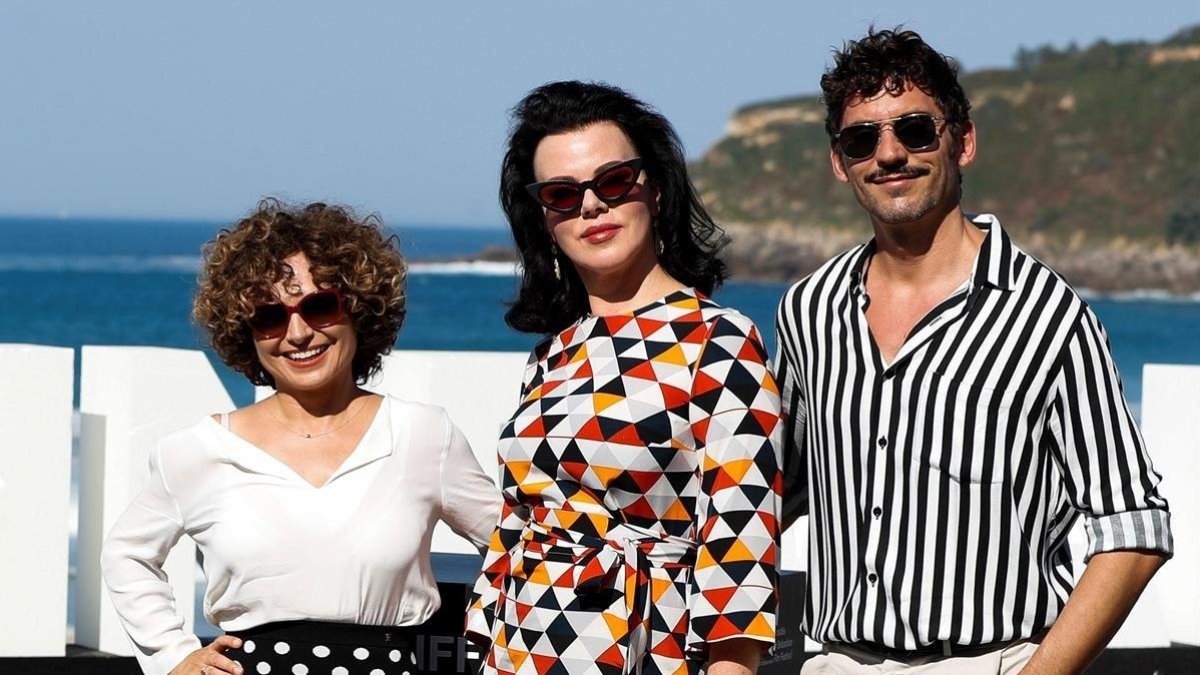 Anna Costa, Debi Mazar y Paco León, en el Festival de San Sebastián.-JAVIER ETXEZARRETA