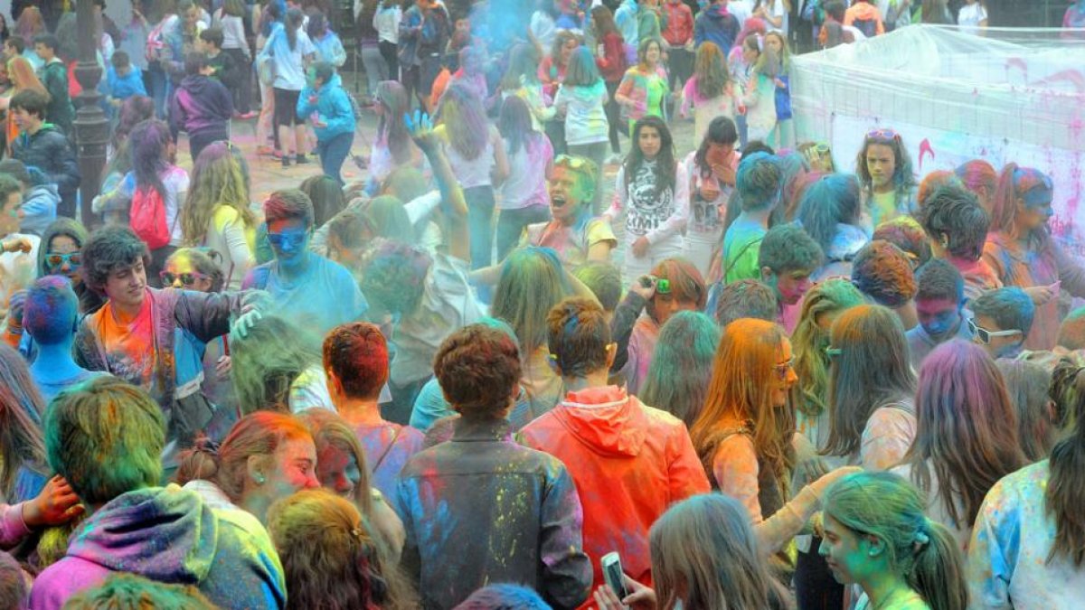 La fiesta Holi a ritmo de Bollywood volvió a triunfar entre los más jóvenes.-ISRAEL L. MURILLO