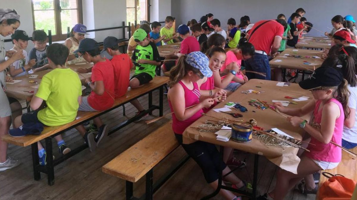 El taller de los niños de ayer se realizó en las viejas escuelas de Salgüero de Juarros, cedidas por el Consistorio y convertidas en un enclave más de la visita.-ECB