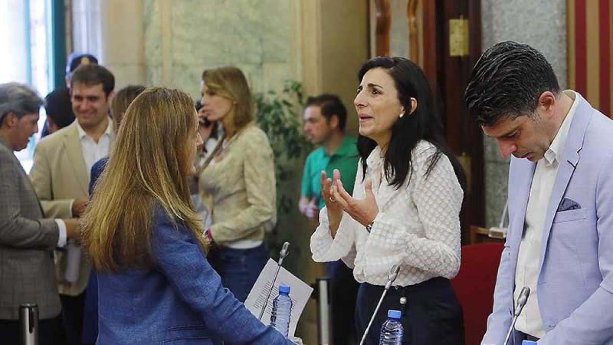 Gema Conde conversa con Gloria Bañeres en presencia de Vicente Marañón.-RAÚL G. OCHOA