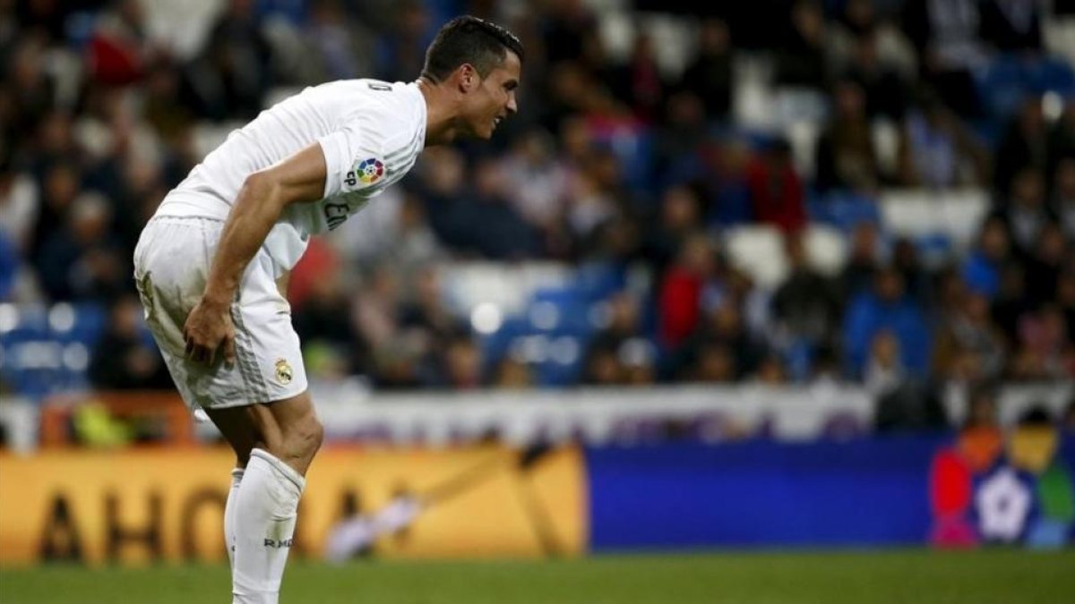 Cristiano Ronaldo se lleva las manos al muslo derecho en el partido ante el Villarreal.-REUTERS / JUAN MEDINA