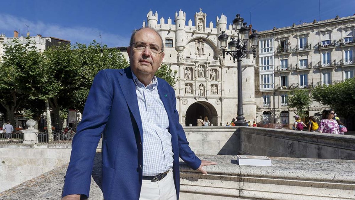José Manuel López Gómez, en el puente de Santa María. SANTI OTERO