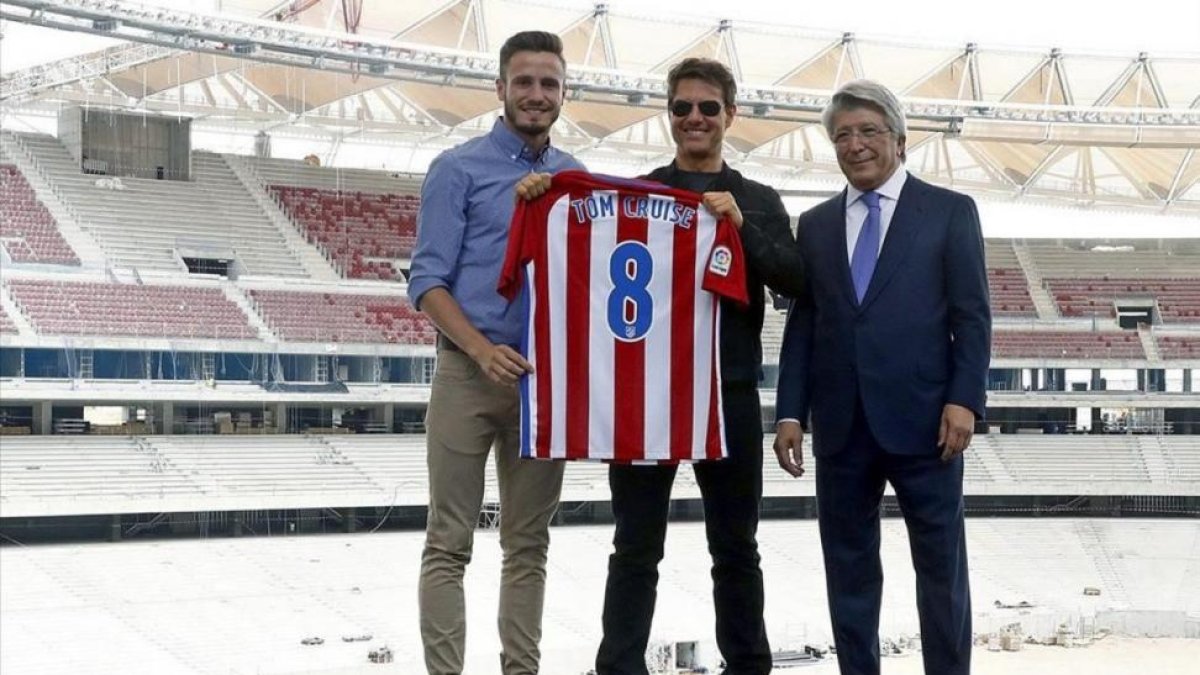 Tom Cruise, Cerezo y Ñíguez, en el nuevo estadio.-EFE