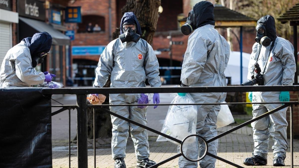 Agentes de la policía trabajan cerca del lugar donde se encontró al exespía Serguéi Skripal y a su hija Yulia tras el ataque con un agente nervioso en Salisbury (sur de Inglaterra). /-GETTY IMAGES / JACK TAYLOR