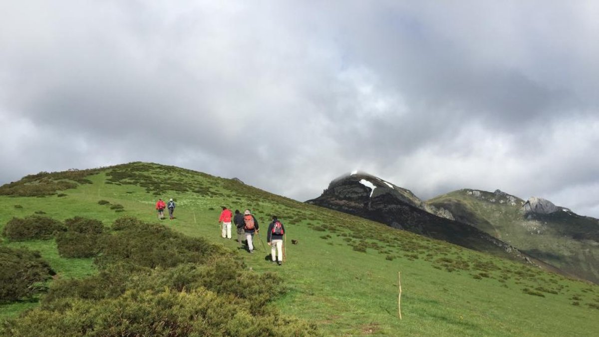 Un grupo de excursionistas saliendo desde el collado de Llesba.-E. RODRIGO