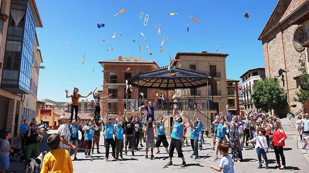 Este lanzamiento grupal de malabares es el fiel reflejo del ambiente festivo en Pradoluengo durante todo el fin de semana.-LOREN ARRIBAS