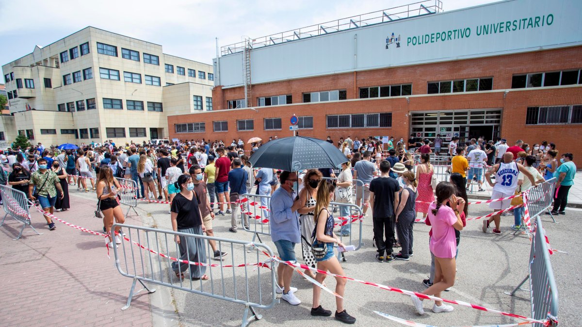 El calendario de vacunaciones sigue su curso y ya beneficia a la población menor de edad. SANTI OTERO