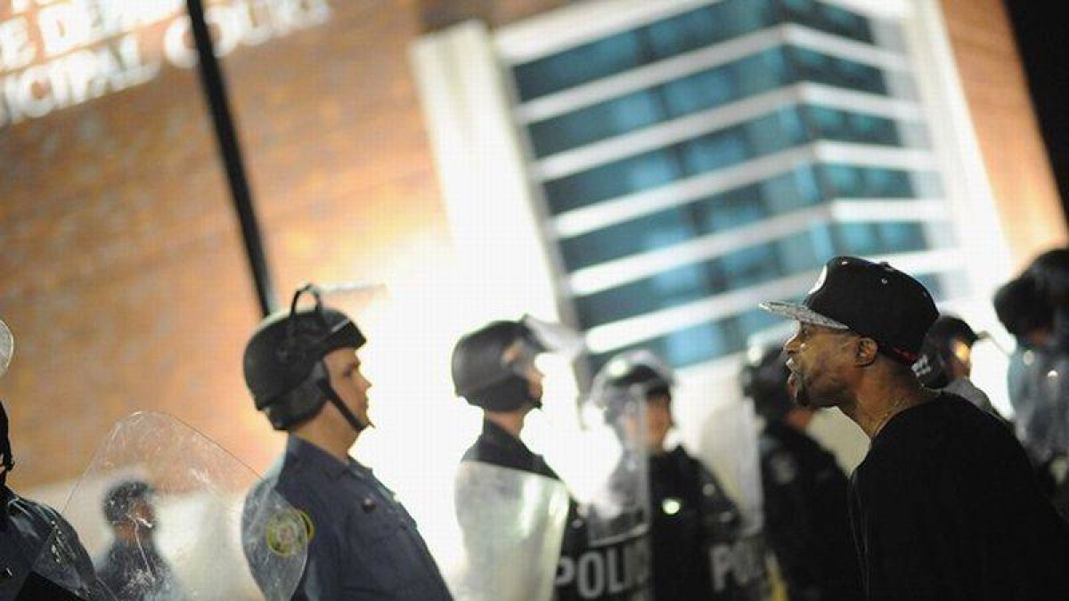 Un ciudadano protesta ante un cordón policial frente a la comisaría de Ferguson, este miércoles.-Foto: AFP / MICHAEL B. THOMAS