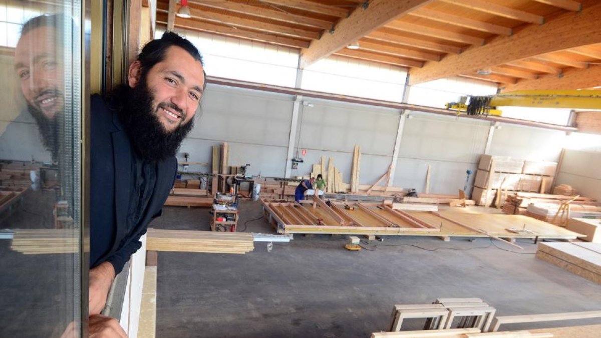 Pablo Sabín en el taller de la empresa muestra las estructuras de sus viviendas.-ÁLVARO MARTÍNEZ