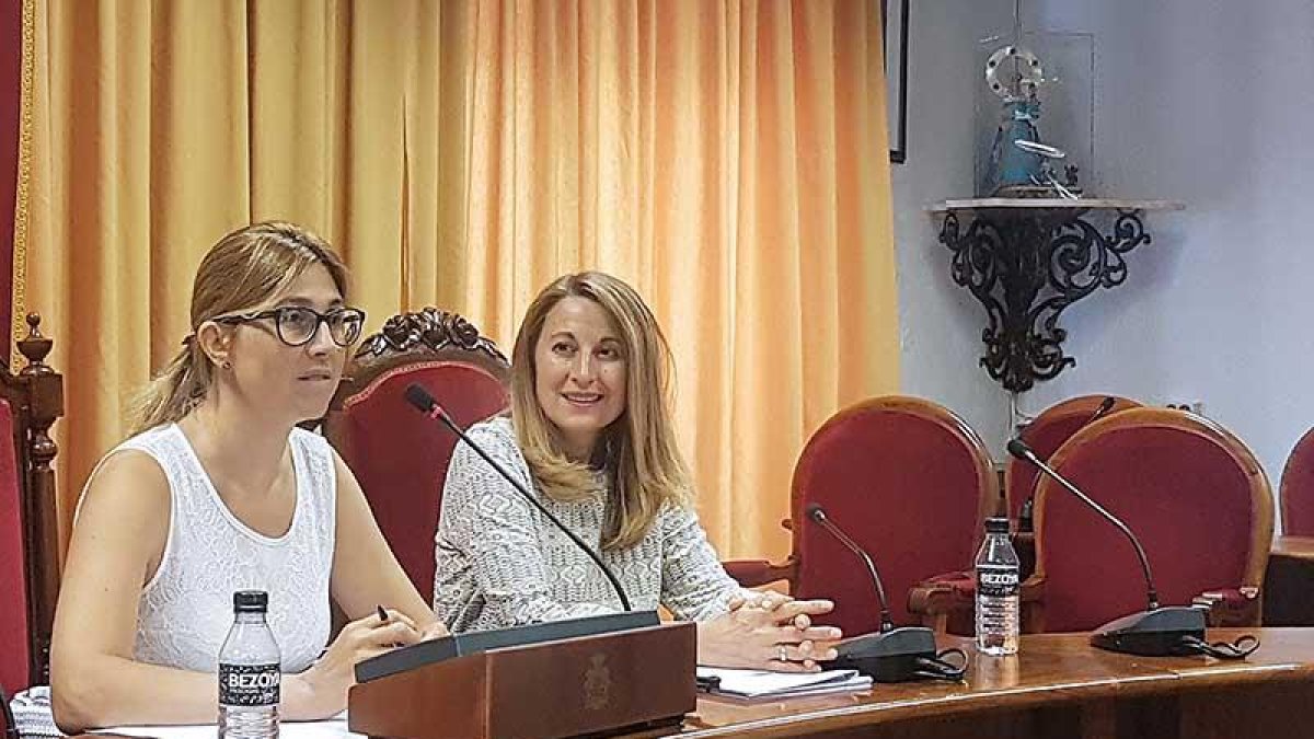 La alcaldesa, Raquel González, y la concejal Celia Bombín ayer, durante la presentación.-L. V.