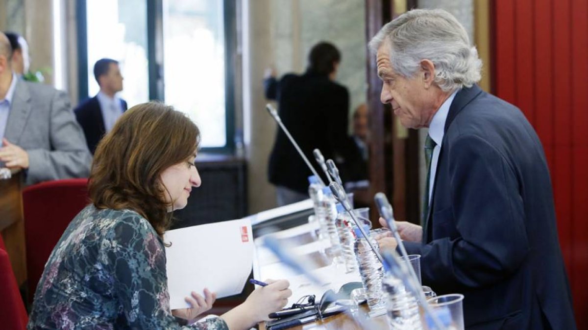 Luis Escribano conversa con Esther Peñalba antes de un Pleno municipal.-RAÚL G. OCHOA
