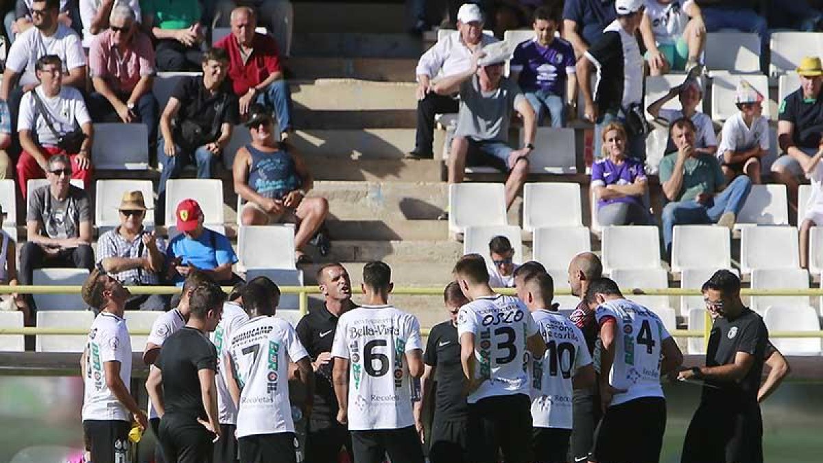 Los jugadores del Burgos CF reciben instrucciones de Mateo durante un tiempo de hidratación.-RAÚL G. OCHOA