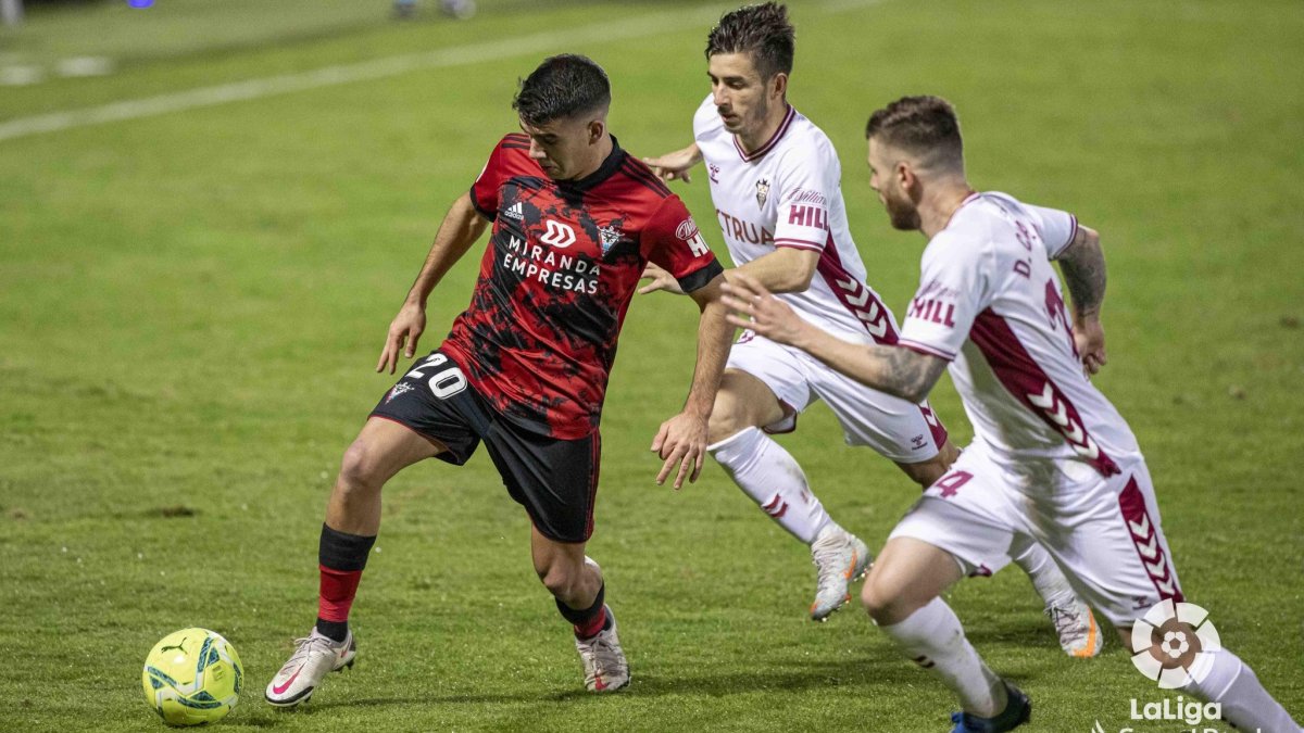 Víctor Gómez controla el balón. TWITTER / @CDMIRANDES / LALIGA