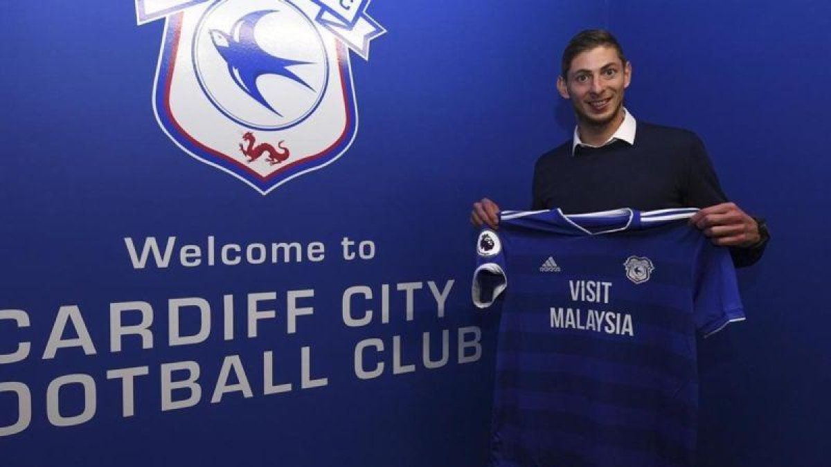 Emiliano Sala en su presentación en el Cardiff City.-EL PERIÓDICO