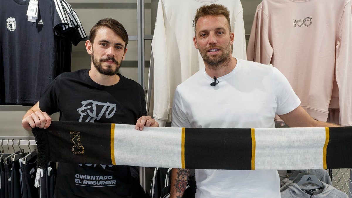 Atienza posa con el director deportivo del Burgos CF, Miguel Pérez 'Michu'. SANTI OTERO