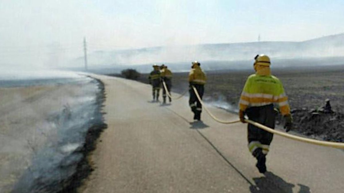 Imagen de la intervención durante el incendio.-APAMCYL