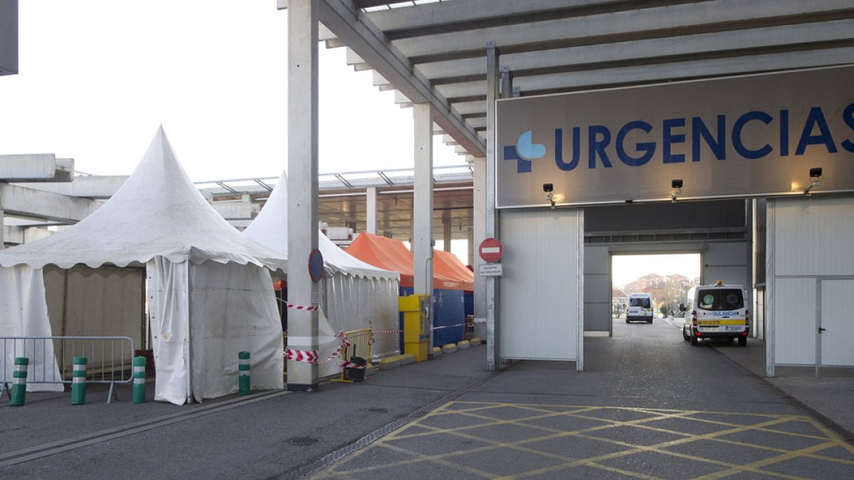 Exterior de la carpa ubicada en el HUBU. ISRAEL L. MURILLO