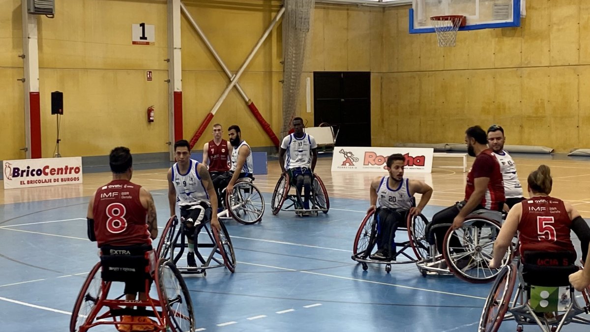 El equipo burgalés defiende al inicio del segundo cuarto. ECB