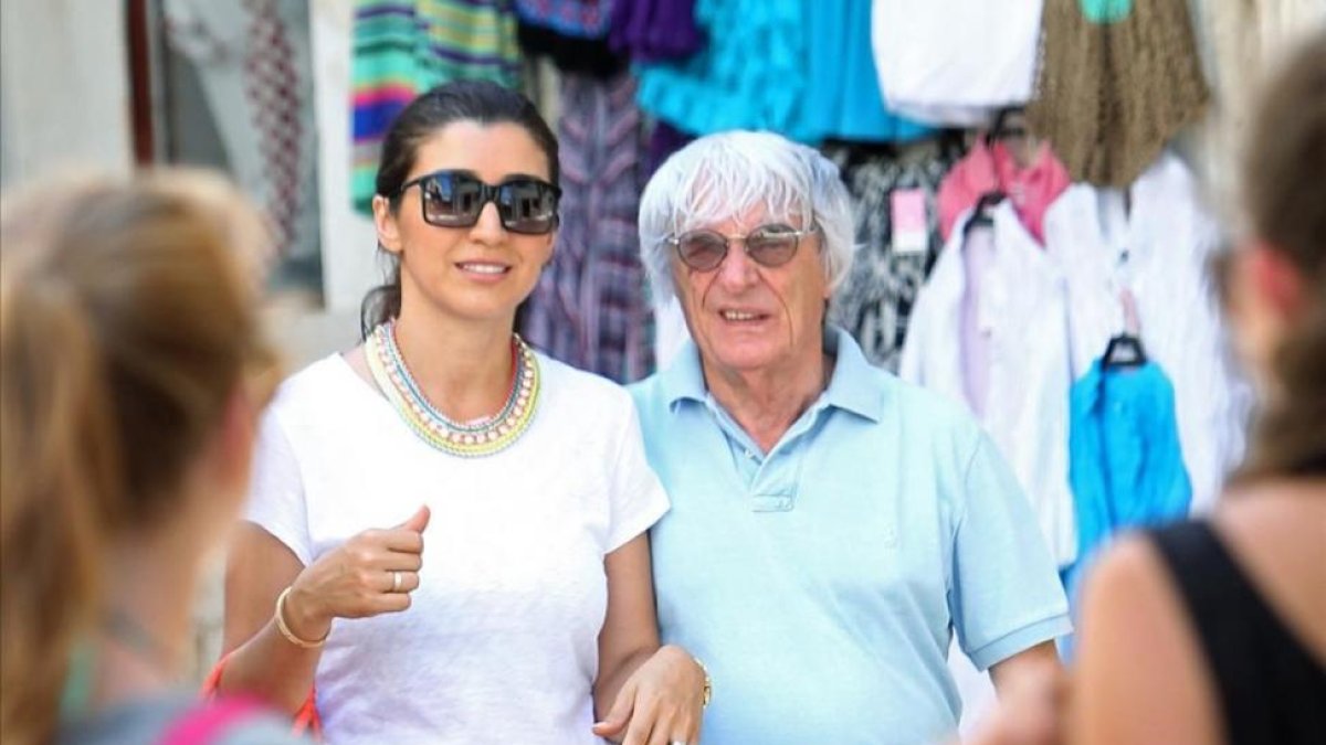Ecclestone pasea con su mujer, Fabiana.-