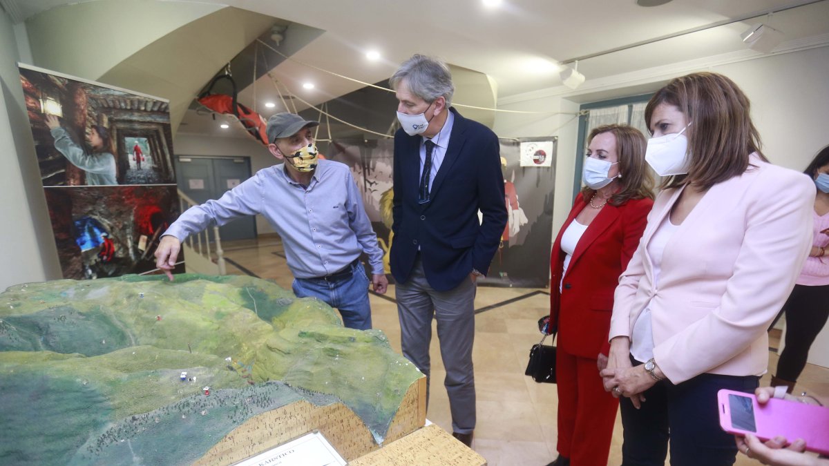 La muestra, con una cuerda a modo de pasamanos como en las cavidades, se puede ver su trabajo. En el Teatro Principal hasta el 8 de noviembre. RAÚL G. OCHOA