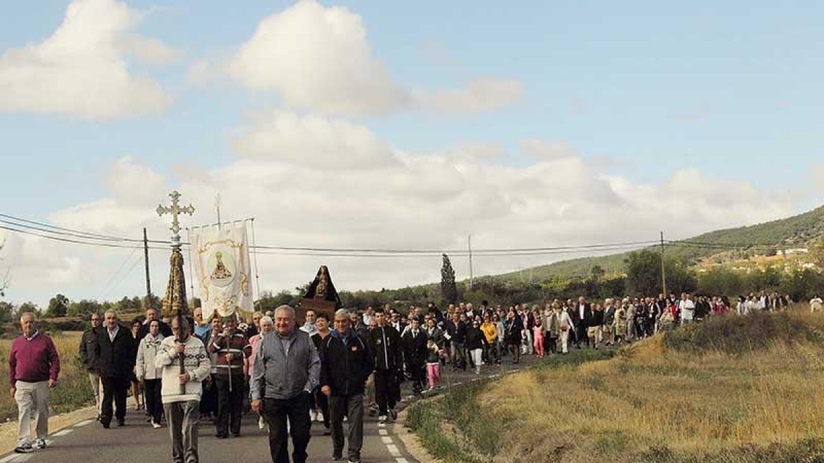 Los romeros de Poza se desplazaron en comitiva desde el municipio hasta la ermita de la Virgen de Pedrajas.-G.G.