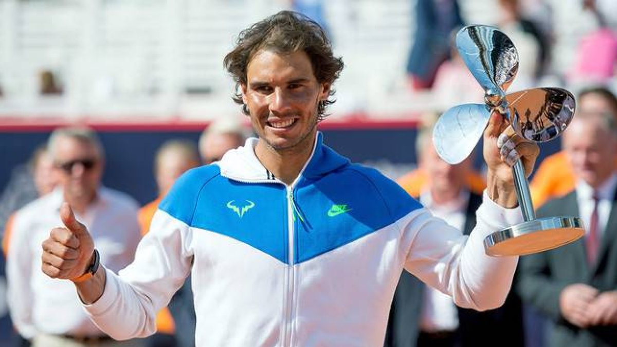 Rafael Nadal, con el trofeo que lo acredita como ganador del trofeo de Hamburgo.-Foto: EFE / DANIEL REINHARDT