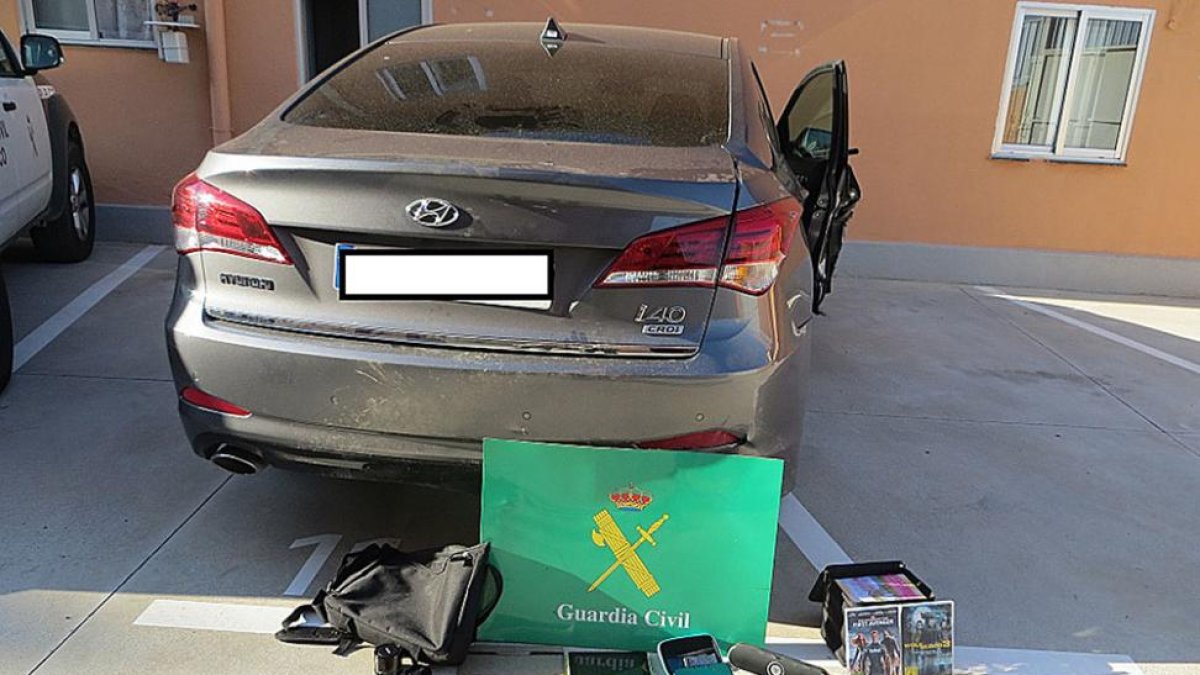 Los objetos encontrados en el interior del vehículo que conducían los detenidos.-ECB