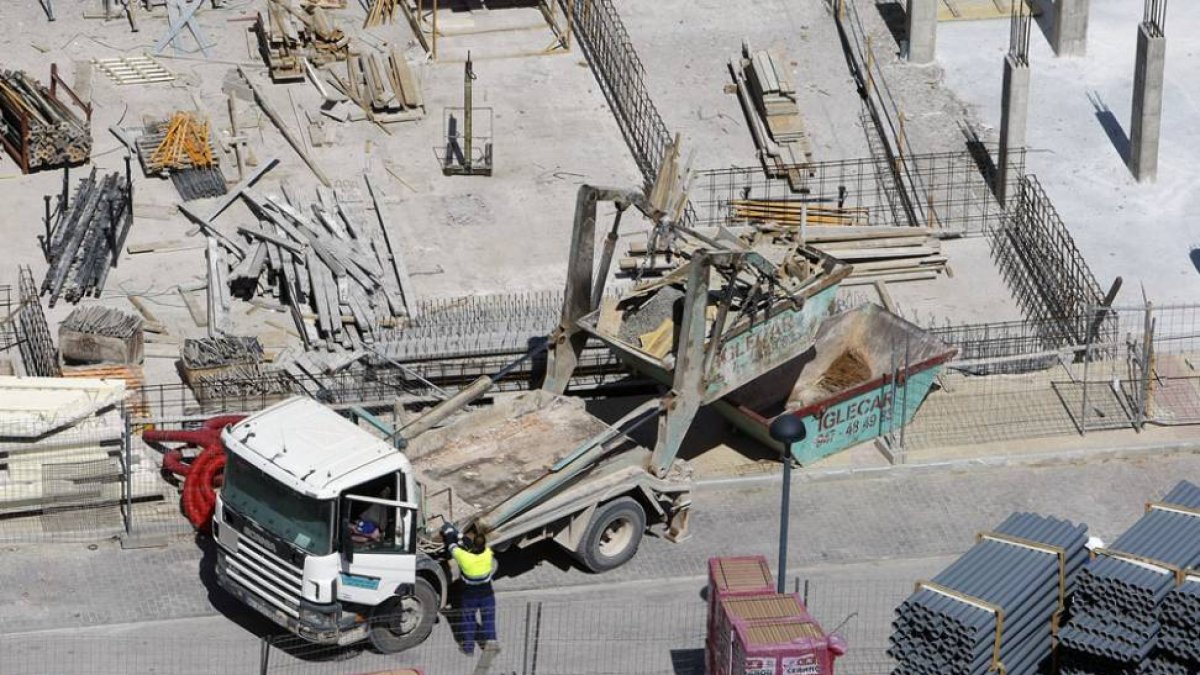 Un operario trabajando con un camión en las obras de construcción de un edificio en la capital burgalesa.-RAÚL G. OCHOA