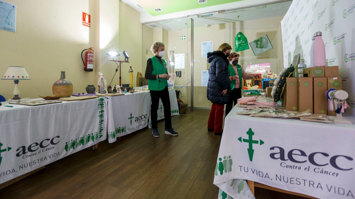 Mercadillo Solidario de la Asociación Española contra el Cáncer (AECC) en el centro comercial El Mirador. SANTI OTERO