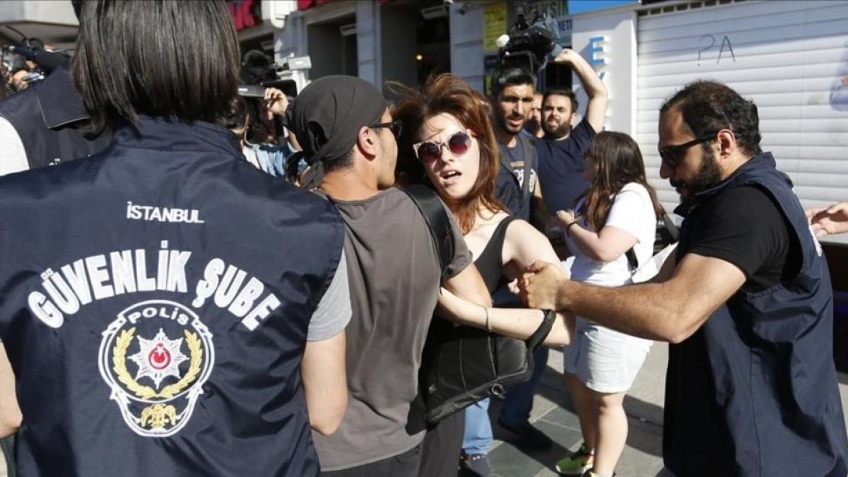 Una de las detenidas por participar en la Marcha del Orgullo Gay en Estambul.-ERDEM SAHIN / EFE