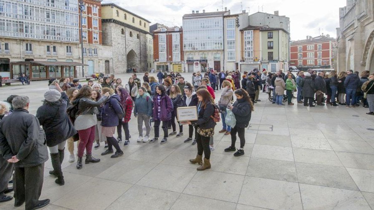 Como cada año, son muchas las personas que aprovechan la celebración para conocer la Catedral de forma guiada y gratuita.-ISRAEL L. MURILLO