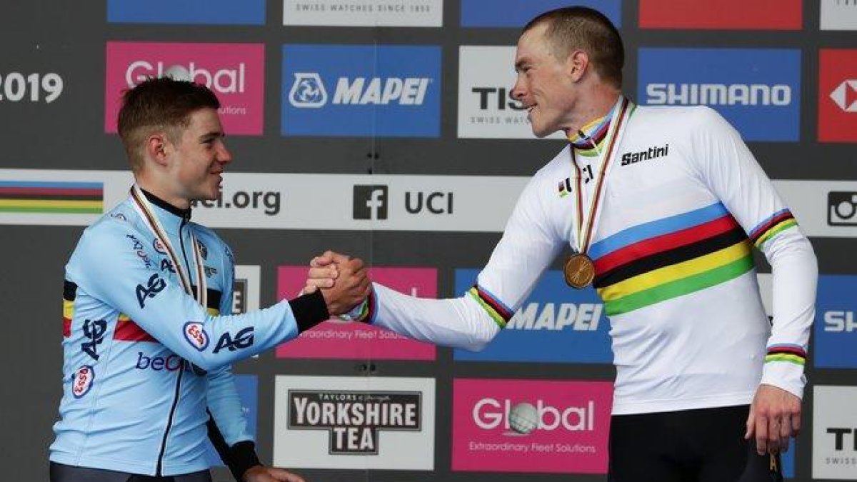 El campeón del mundo Rohan Dennis (d) saluda al segundo clasificado Remco Evenepoel.-AP