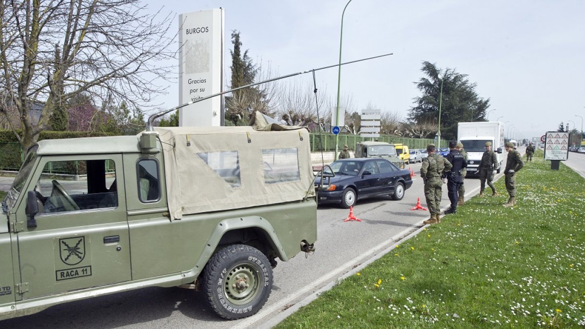 Control conjunto del Ejército y la Policía Nacional, con el apoyo de la Policía Local, ayer, en Burgos. ISRAEL L. MURILLO