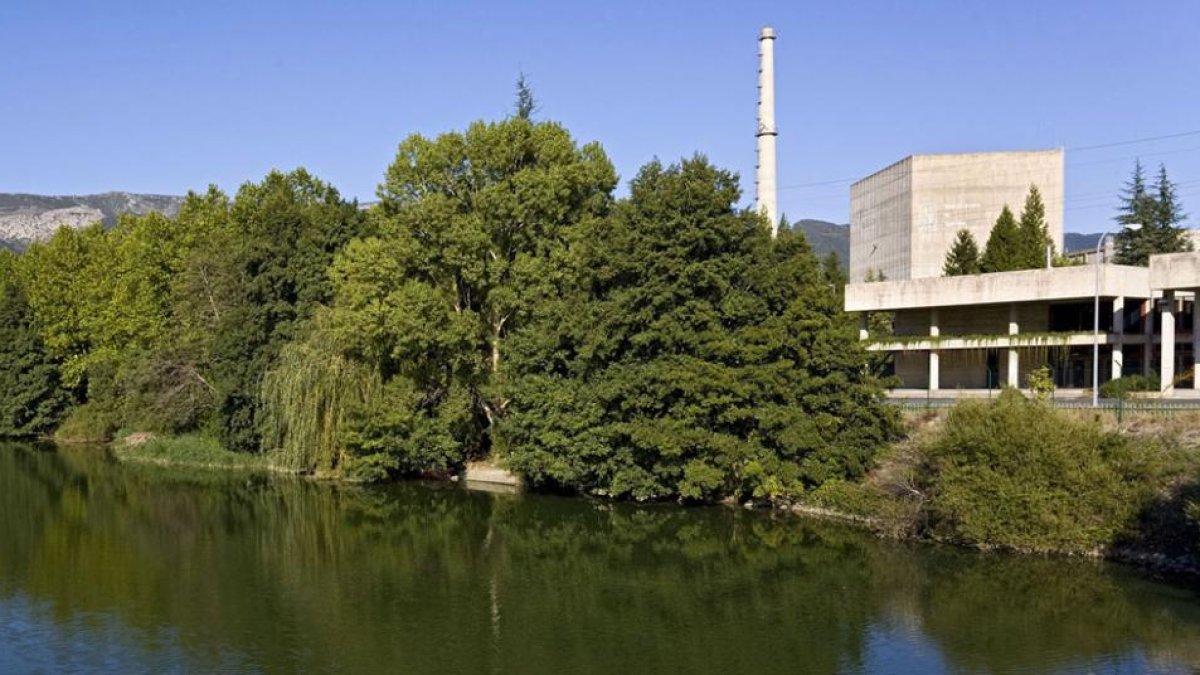 La central toma el agua para refrigerar del Ebro, al que vuelve después pero en opinión de la CHE, a temperaturas demasiado elevadas.-ECB
