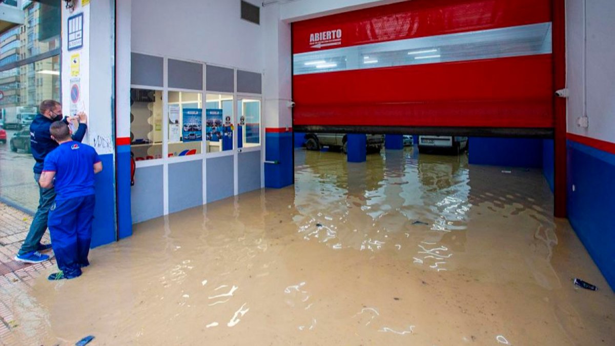 Un taller completamente inundado a raíz de la tormenta registrada ayer en Burgos capital. SANTI OTERO