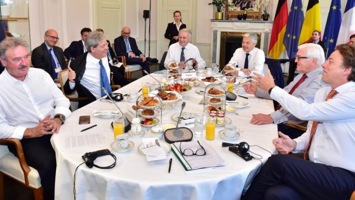 De izquierda a derecha, los ministros Asselborn (Luxemburgo), Gentiloni (Italia), Ayrault (Francia), Reynders (Bélgica), Steinmeier (Alemania) y Koernders (Holanda), este sábado en Berlín.-AFP / JOHN MACDOUGALL