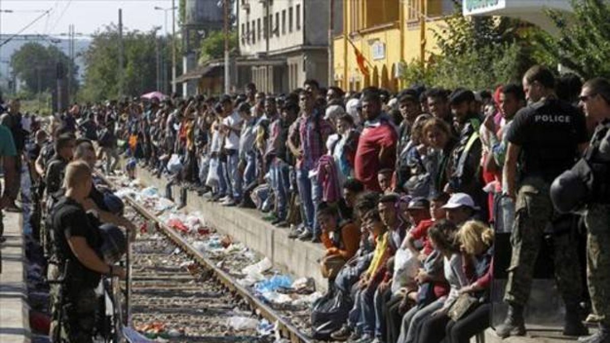 Miles de refugiados esperan un tren que les permita cruzar Macedonia y llegar a Serbia para luego pasar la frontera con Hungría, donde se erige una prolongada valla.-AP
