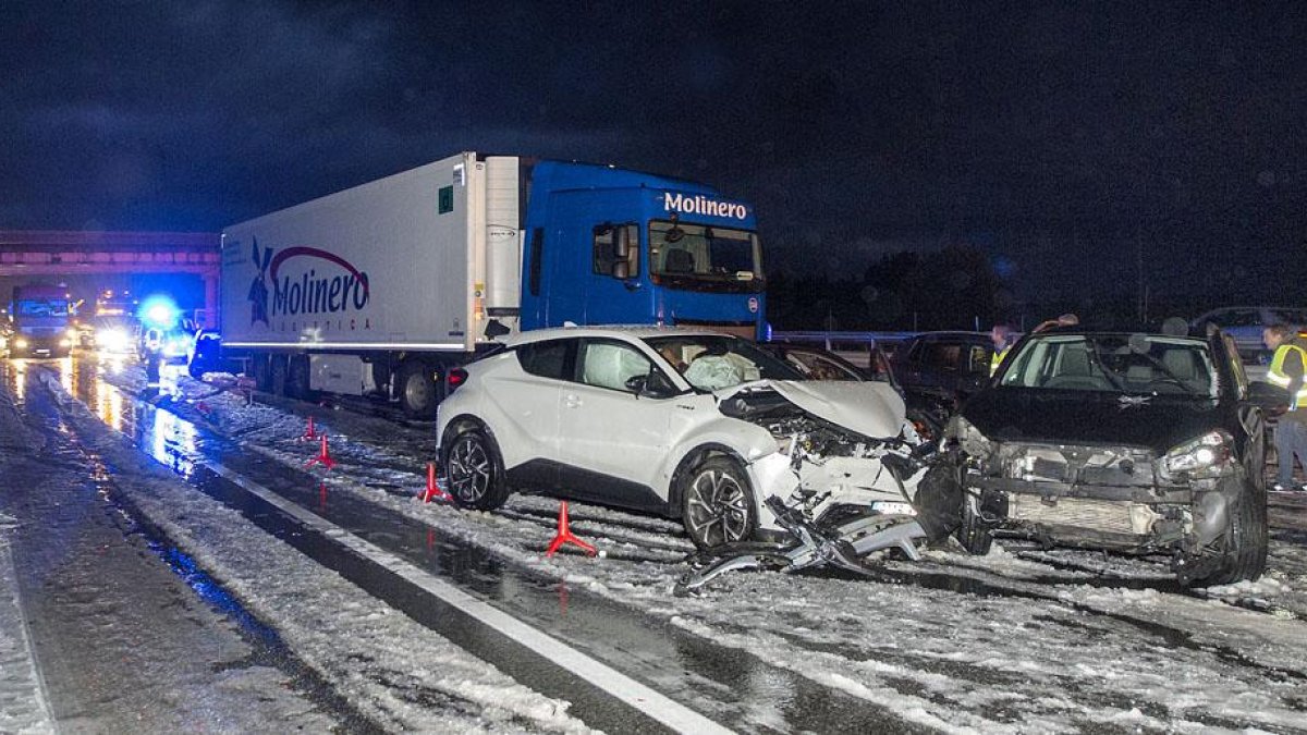 La Guardia Civil habilitó el carril derecho de la autovía mientras se procedía a la retirada de los vehículos siniestrados.-ISRAEL L. MURILLO