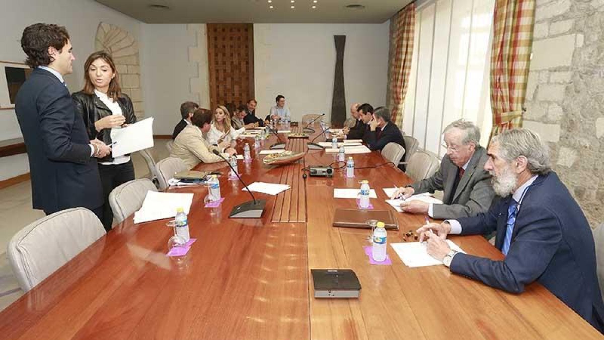 La reunión entre representantes del Ayuntamiento y de la Fundación Caja de Burgos se celebró en la Casa del Cordón.-RAÚL G. OCHOA