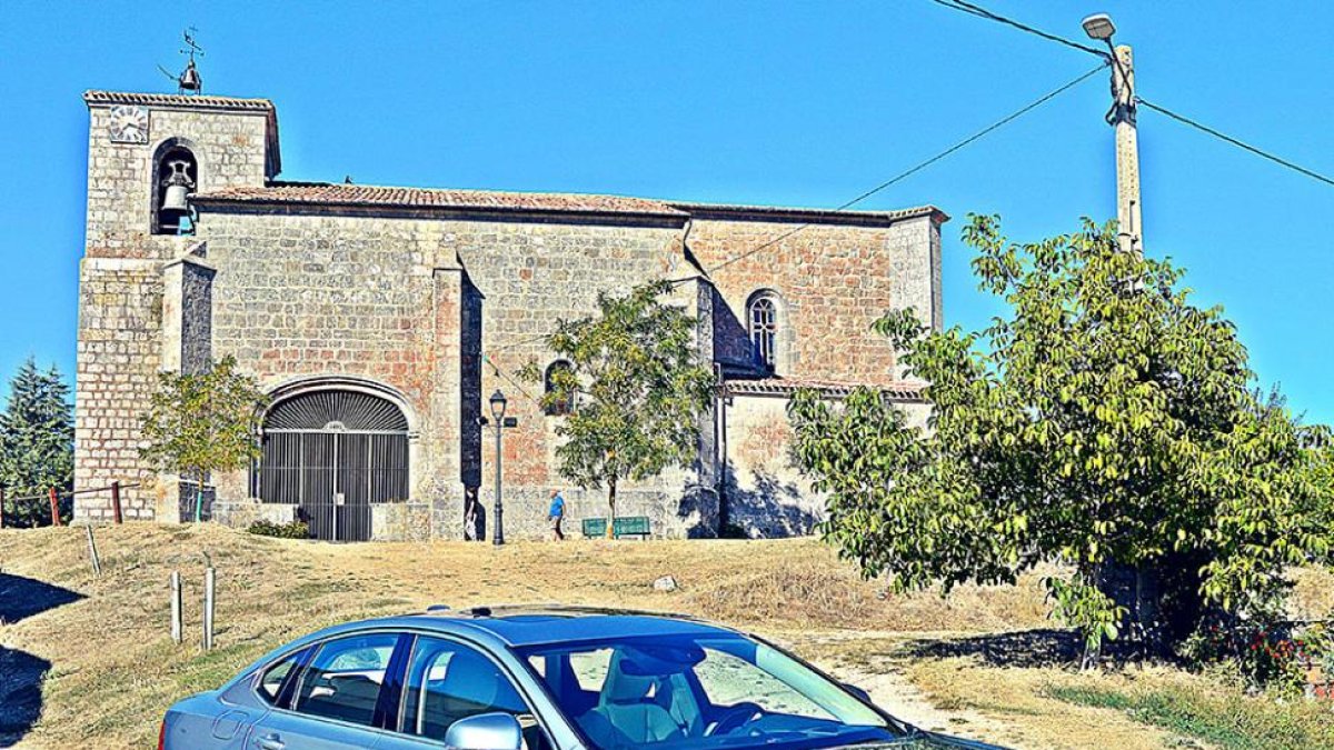 Imagen del modelo de la marca sueca con la iglesia de Atapuerca al fondo.-HÉCTOR FUSTEL