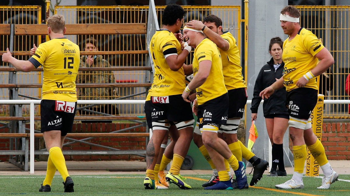 Los jugadores del UBU Bajo Cero celebran un ensayo de la delantera. SANTI OTERO