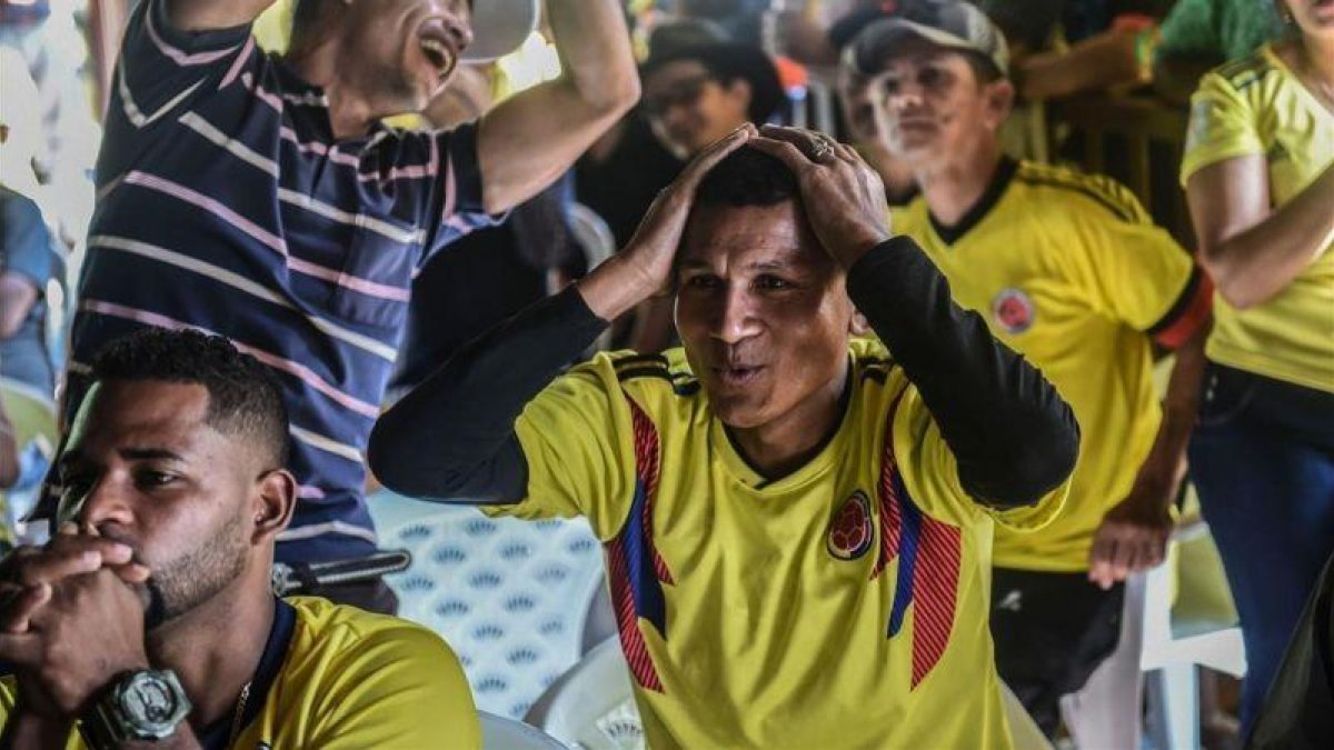 Reacción de un aficionado colombiano en el partido frente Japón.-JOAQUIN SARMIENTO