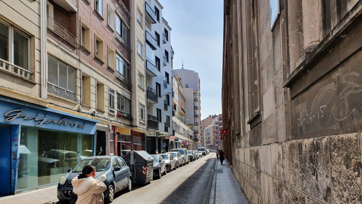 Una mujer cruza por la calle San Julián. ECB