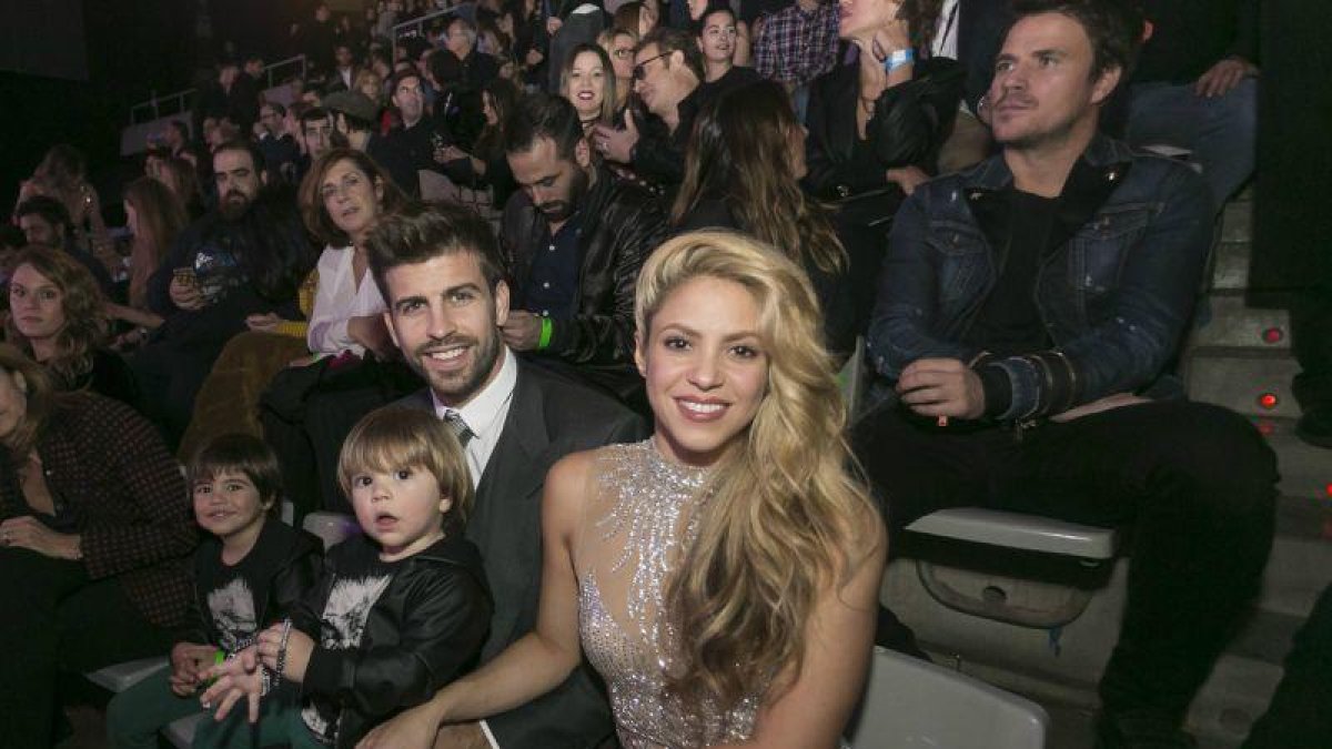 Shakira y Piqué, junto a sus hijos Milan y Sasha, este jueves por la noche, en Barcelona.-