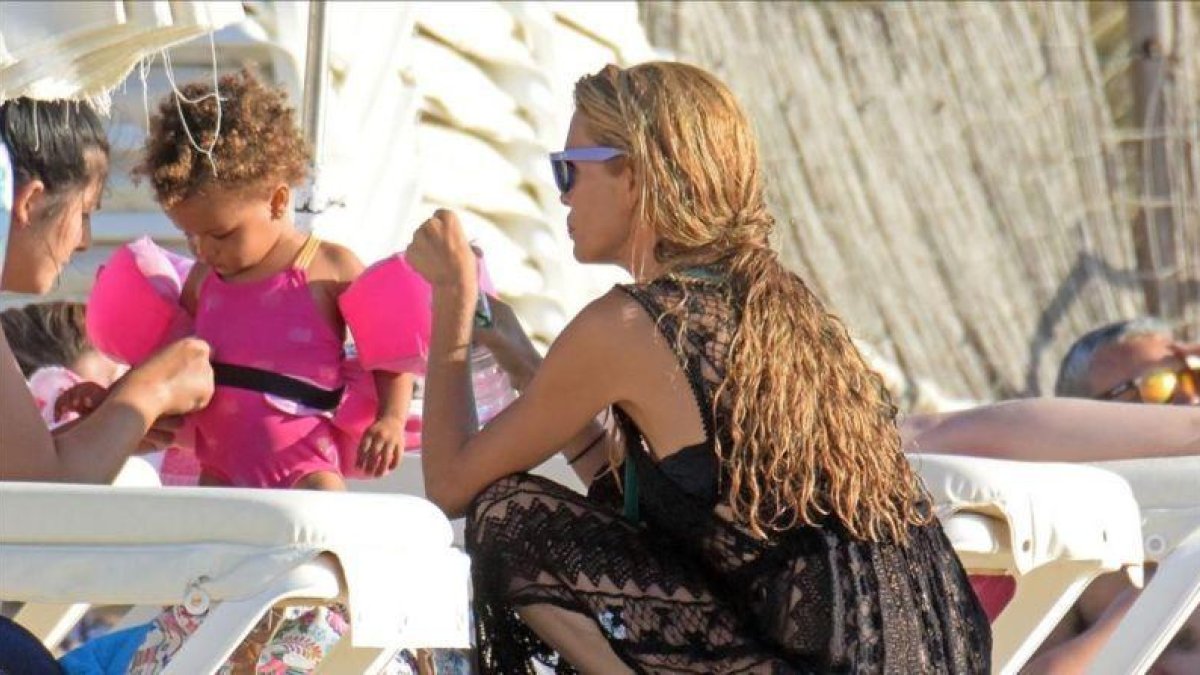 Ester Cañadas, con su hija en Formentera.-GTRES
