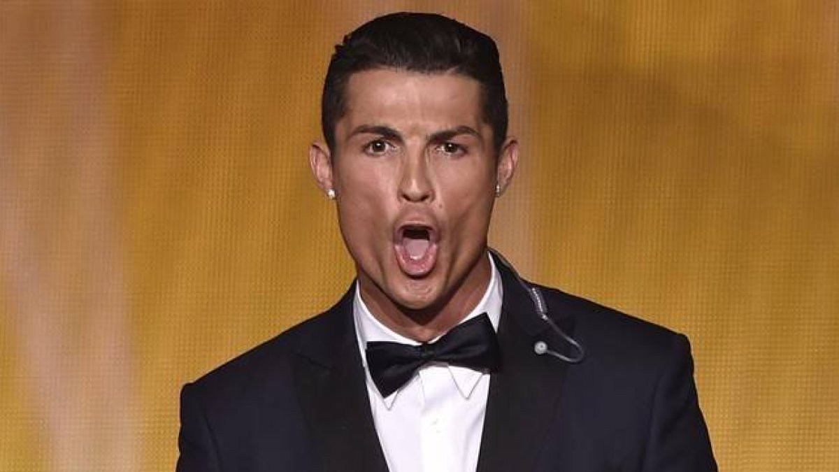 Cristiano Ronaldo grita tras lograr su tercer Balón de Oro.-Foto: AFP / FABRICE COFFRINI