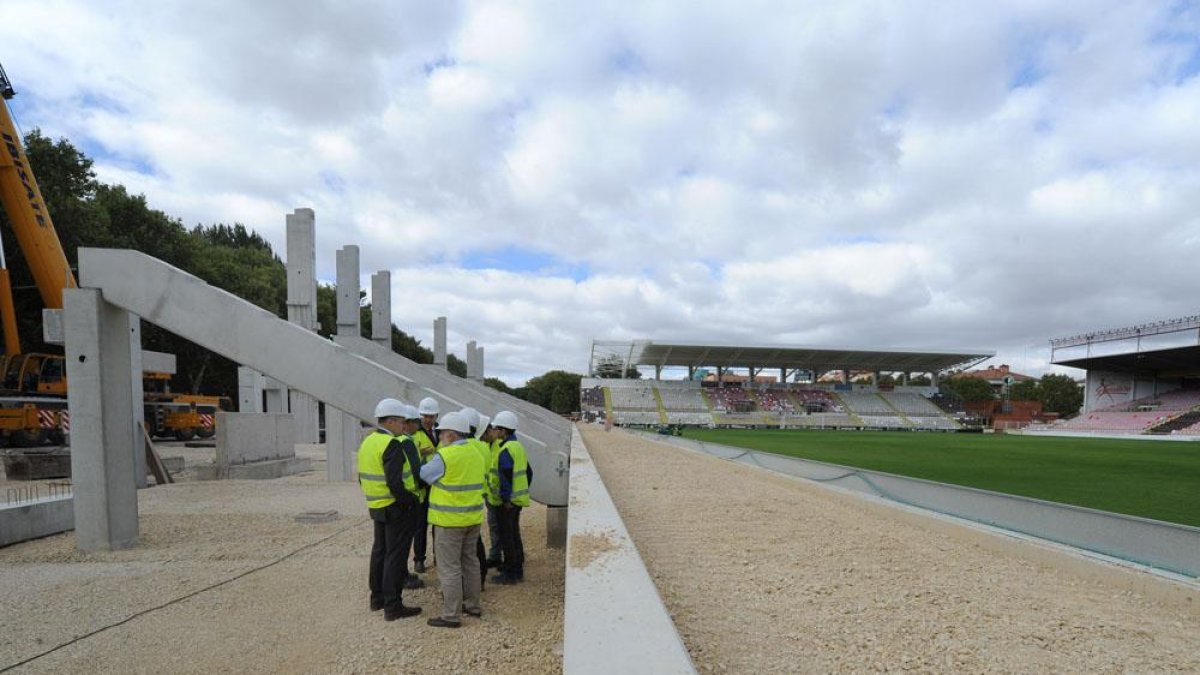 En las últimas horas se ha procedido al montaje de los pilares que sustentarán la cubierta de la Lateral-Israel L. Murillo