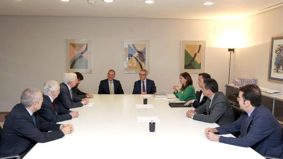 Imagen de la reunión celebrada ayer en el Ministerio de Cultura.-ICAL