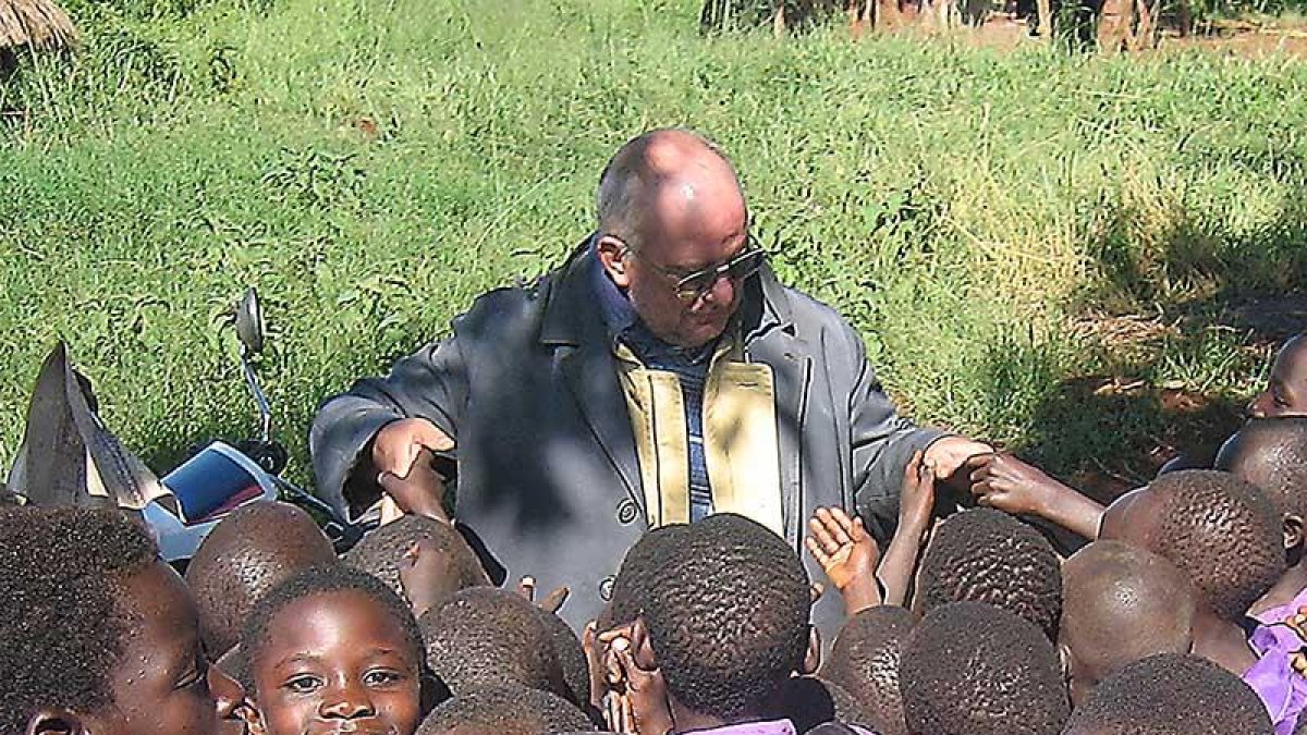Carmelo del Río, rodeado de niños en la misión de Uganda.-ECB